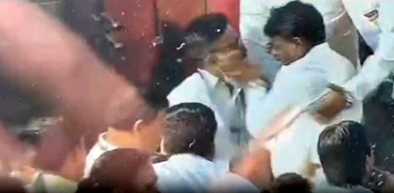 भाजप आमदाराची ‘दादा’समोर ‘भाई’गिरी:सुनील कांबळेंची पोलिस हवालदाराला मारहाण; NCP पदाधिकाऱ्याच्या कानशिलातही लगावली-पहा व्हिडीओ ..