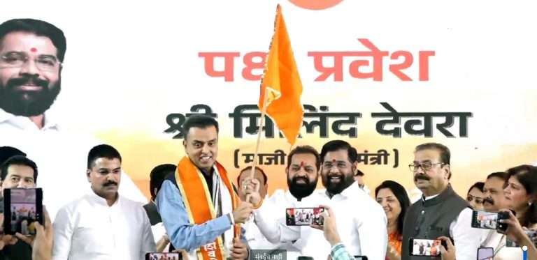 काँग्रेसचे माजी खासदार मिलिंद देवरांचा शिंदे शिवसेनेत प्रवेश:मुख्यमंत्री यांच्या उपस्थितीत हाती घेतला धनुष्यबाण