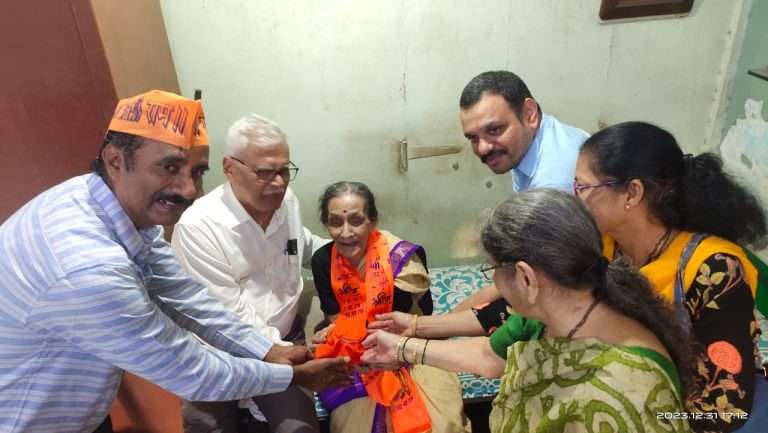 ९६ वर्षीय रामभक्त, कारसेवक शालिनी डबीर यांचा राष्ट्रीय स्वयंसेवक संघ आणि भाजपा कार्यकर्त्यांकडून विशेष सन्मान