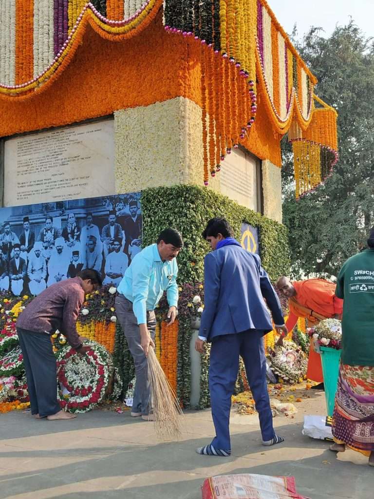 भीमा कोरेगावच्या विजयस्तंभ परिसरात स्वच्छतेचा उपक्रम-माजी उपमहापौर डॉ. सिद्धार्थ धेंडे यांच्यासह सामाजिक संस्थांचा सहभाग
