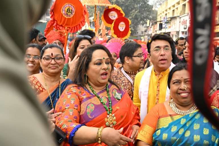 नाट्य कलावंतांसोबत&nbsp;पारंपारिक लोककलांनी सजली नाट्य दिंडी