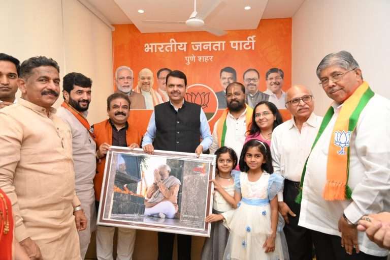 पंतप्रधान नरेंद्र मोदी यांच्या रायगडावरील समाधी मंदिरातील चित्र झळकणार भाजपच्या कार्यालयात