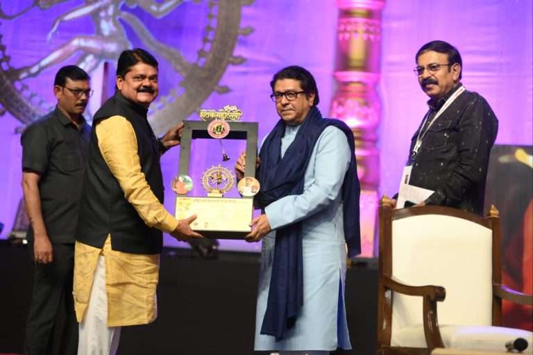 महाराष्ट्राचा भूगोल धोक्यात! नाट्य संमेलनातून राज ठाकरेंचा इशारा