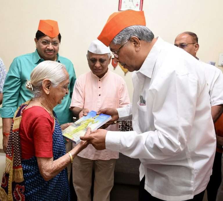 कोथरुड मधील नागरिकांना अक्षता वाटपाद्वारे निमंत्रण