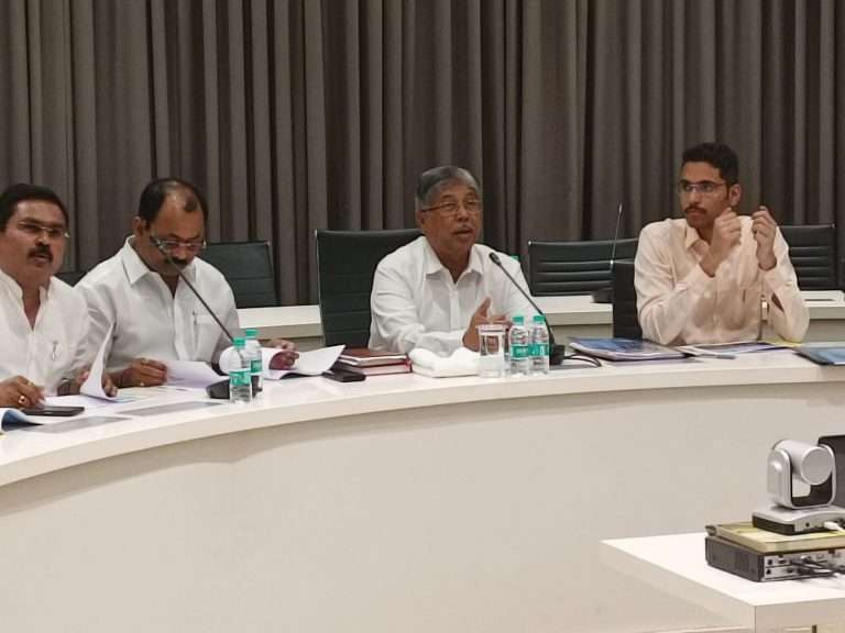 उजनी धरणातून कालव्याद्वारे एक आवर्तन सिंचनासाठी देण्यात यावे – पालकमंत्री चंद्रकांतदादा पाटील