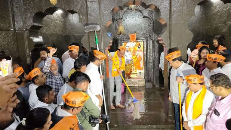 शिवाजीनगर गावठाणात मंदिरांची स्वच्छता-प्रदेशाध्यक्ष बावनकुळे यांचा सहभाग