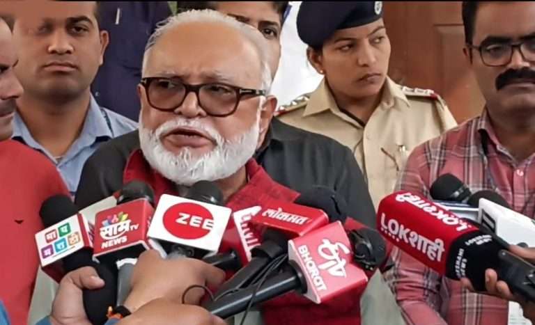 ‘अति शहाणा त्याचा बैल रिकामा’:उरला सुरला गटच पवारांचा पक्ष संपवण्यासाठी पुरेसा, मंत्री छगन भुजबळ यांचा आव्हाड यांना टोला