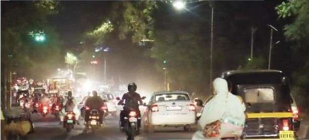 पुणे-सोलापूर रस्त्यावरील अतिक्रमणे तातडीने काढून घ्या , अन्यथा …