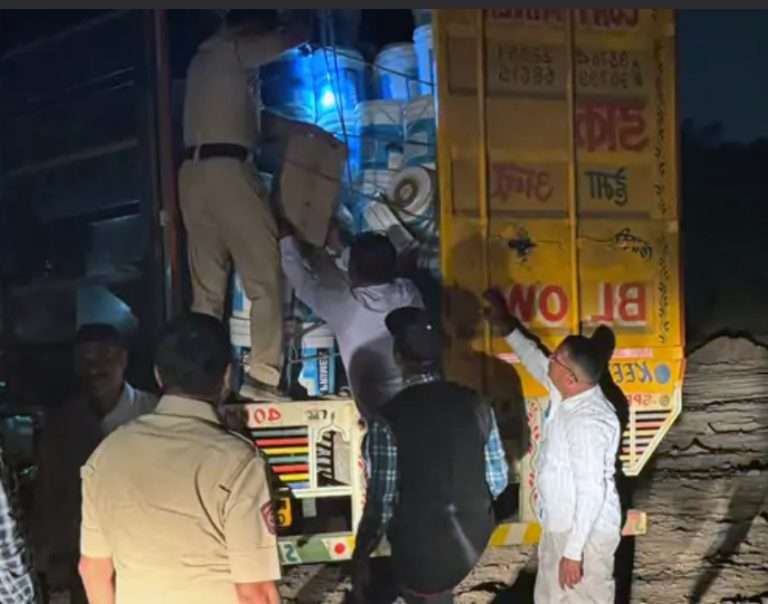खेड शिवापूर टोलनाक्याजवळ कंटेनर मधून गोव्याची एक कोटी रुपयांची दारू जप्त