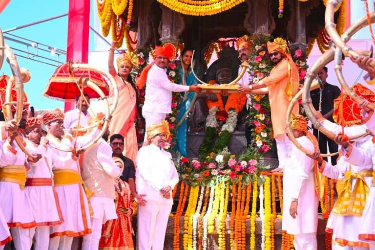 शरद पवारांनी रायगडावरून फुंकली तुतारी:पालखीतून गाठला गड