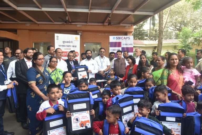 अंगणवाडीतील मुलांना मुख्यमंत्री एकनाथ शिंदे यांच्या हस्ते डेस्कबॅगचे वाटप