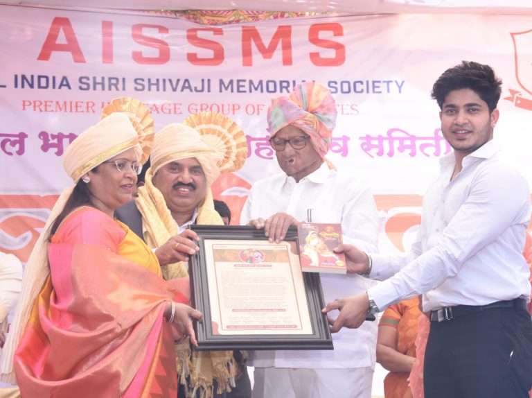 राजेंद्र पवार व उज्ज्वला पवार यांना  ‘आदर्श मातापिता पुरस्कार’ प्रदान