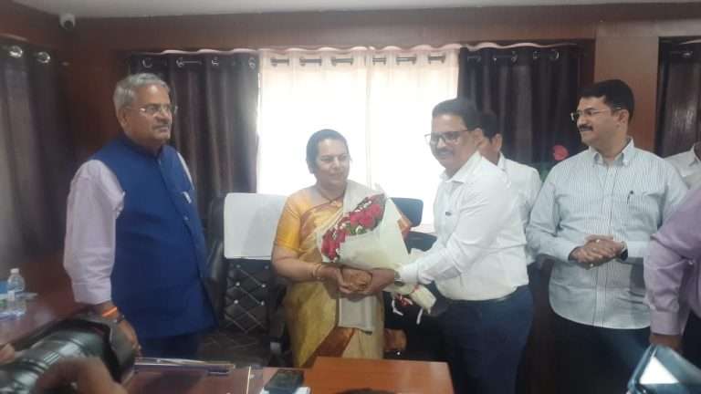 विधान परिषद उपसभापती डॉ. नीलम गोऱ्हे यांच्या उपस्थितीत शिवाजीराव आढळराव पाटील यांनी पुणे म्हाडा अध्यक्ष पदाचा कार्यभार स्वीकारला