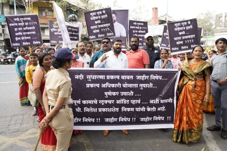 नदी सुधारणा प्रकल्पाचे स्ट्रक्चरल ऑडिट करण्याच्या मागणीसाठी पुण्यात निदर्शने 