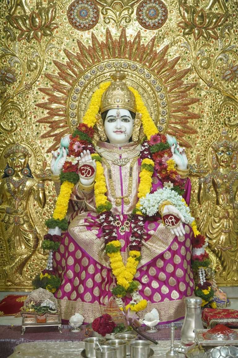 श्री महालक्ष्मी मंदिरातर्फे ३५० गरजू विद्यार्थ्यांना शिष्यवृत्ती