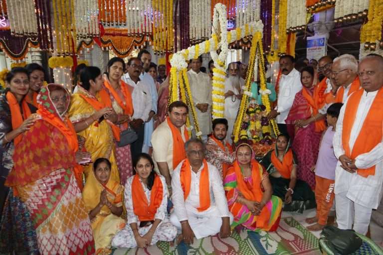 महालक्ष्मी मंदिरातील उत्सव मूर्तींची धान्य तुला व सोने-चांदी पुष्पअर्पण –