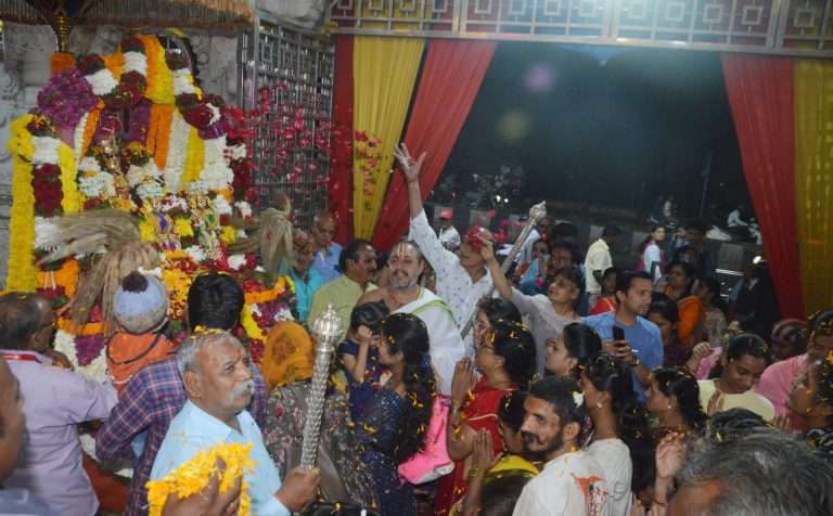 महालक्ष्मी मंदिरातील उत्सव मूर्तींची पालखी मिरवणूक 