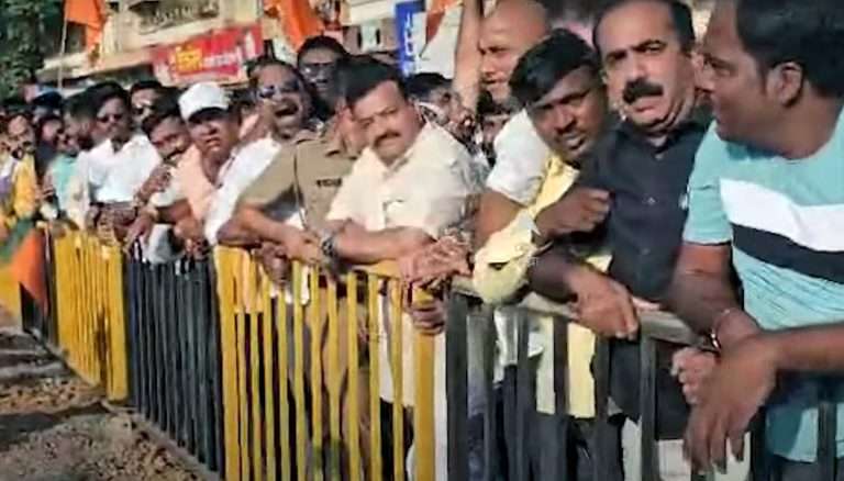 निलेश राणे यांच्या ताफ्यातील गाड्यांवर दगडफेक,शिवराळ भाषेत आरडाओरडा,पोलीस यंत्रणेच्या अपयशामुळे राडा