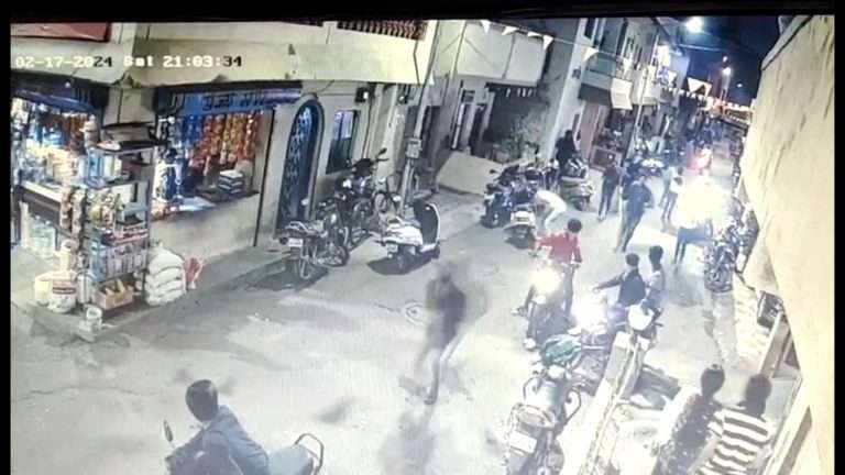 पार्किंगच्या वादातून महिलेस जिवंत जाळण्याचा प्रयत्न-टोळक्याने वाहनांची तोडफोड करत खराडी भागात दहशत माजवली-पहा पुण्यातली गुंडागर्दी (व्हिडीओ)