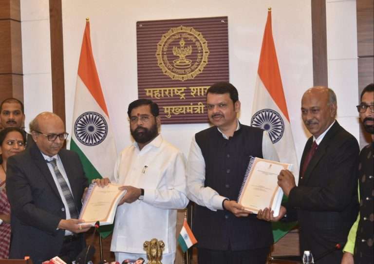 मराठा समाजाचे मागासलेपण तपासण्यासाठीचा सर्वेक्षणाचा अहवाल मुख्यमंत्र्यांना सुपूर्द