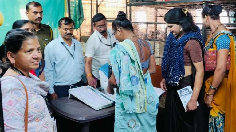 श्रमिक नगर येथे तृतीयपंथीयांसाठी विशेष मतदार नोंदणी मोहिमेचे आयोजन