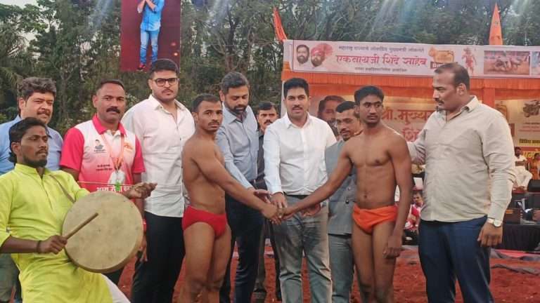 हडपसर मध्ये रंगला राज्यस्तरीय सेना केसरी कुस्तीचा महासंग्राम