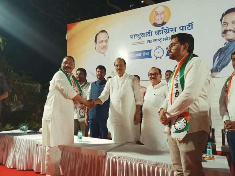 संभाजी ब्रिगेडच्या मुंबई अध्यक्ष यांच्यासह ब्रिगेडी कार्यकर्त्यांनी सोडला साहेबांचा हाथ अन दिली दादांना साथ