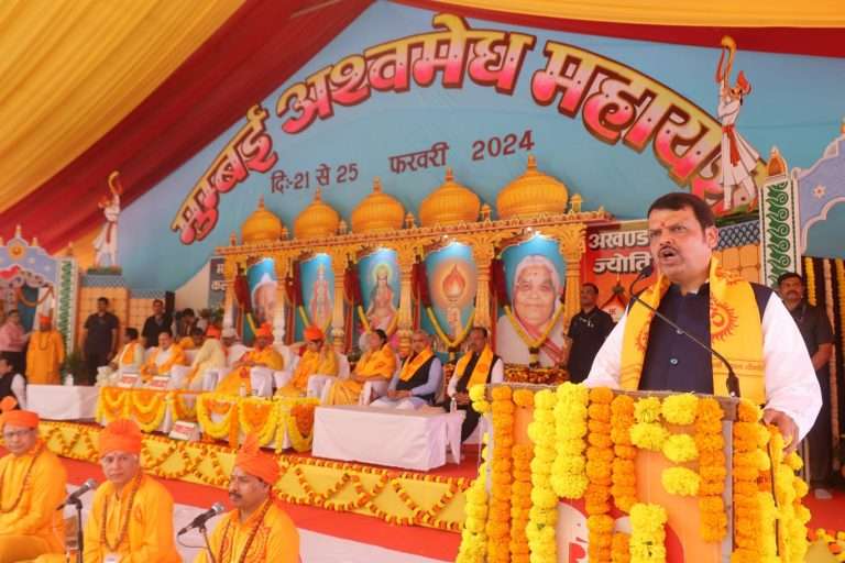 उपमुख्यमंत्री देवेंद्र फडणवीस यांनी पाच दिवशीय अश्वमेध महायज्ञात यज्ञ अग्नीमध्ये दिली आहुती