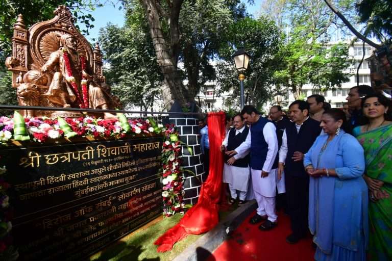 गिरगाव चौपाटी येथील सेठ तुलसीदास किलाचंद उद्यानातील छत्रपती शिवाजी महाराज यांच्या पुतळ्याचे अनावरण