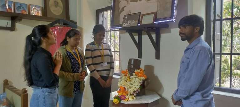 फर्ग्युसन महाविद्यालयात सावरकरांना अभिवादन
