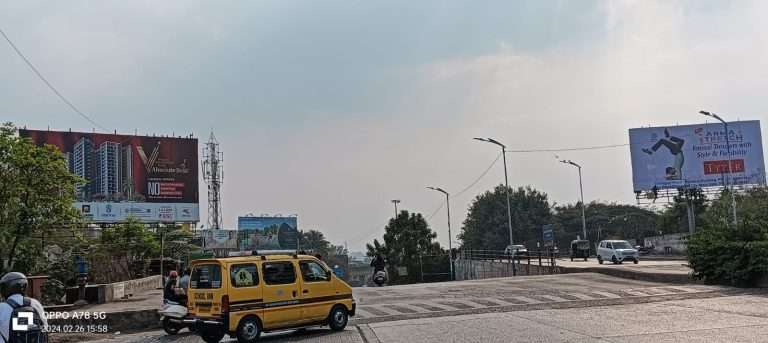 अनाधिकृत होर्डिंग आणि जाहिरातींनाअभय: भ्रष्ट अधिकाऱ्यांवर कारवाई करा