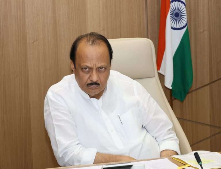 तरुणाने नोकरी मागताच अजित पवार संतापले;तुला हीच जागा आठवली का हे बोलण्यासाठी?