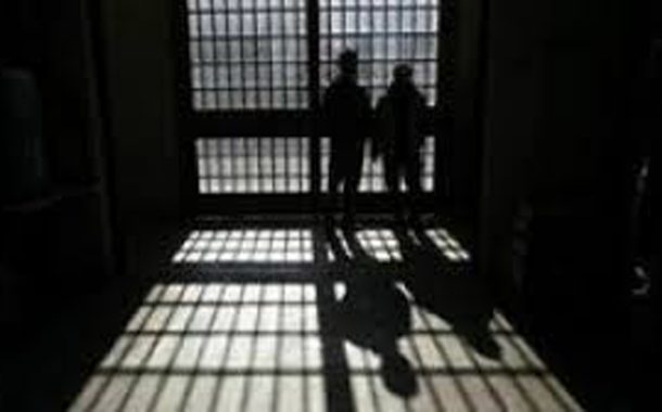 धनकवडीतील 2 गुंडांनी टोळी करून येरवडा जेलमध्ये केली जेलरला मारहाण