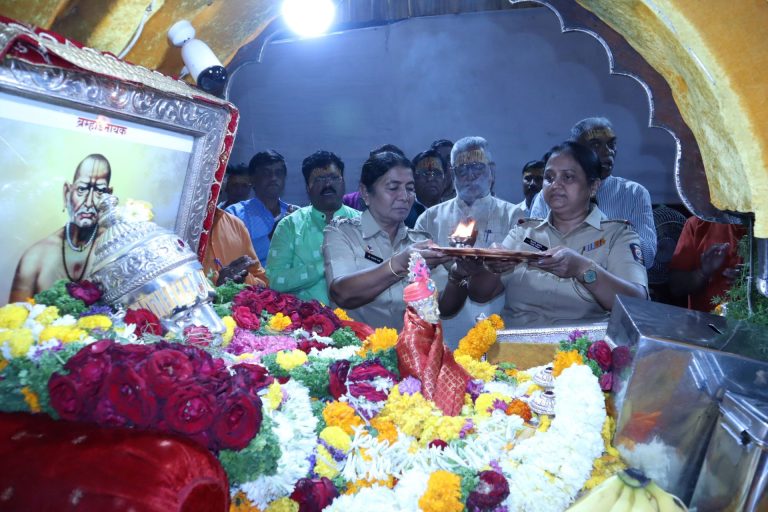 स्वामी भक्तांच्या अलोट गर्दीत अक्कलकोट येथील श्री स्वामी समर्थ पालखीचे पुण्यात उत्साहात स्वागत