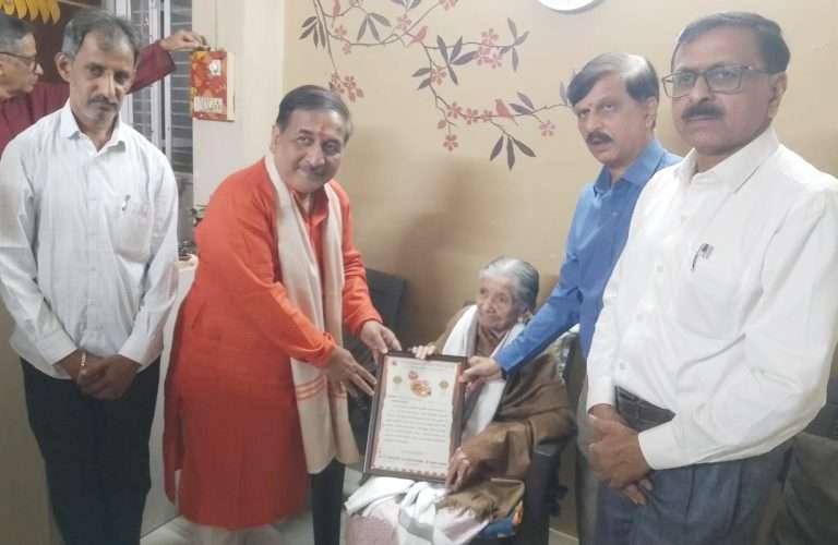 मानवी जीवनात गुरुपरंपरेतील पहिले स्थान आईला 