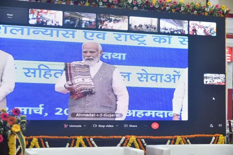 रेल्वेला आधुनिक बनवून देशाच्या कानाकोपऱ्यात पोहोचवणार – प्रधानमंत्री नरेंद्र मोदी
