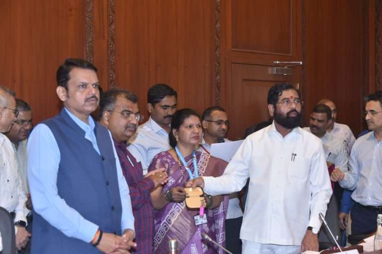 वांद्रे येथील सदनिकांच्या चाव्या कर्मचाऱ्यांना सुपूर्द