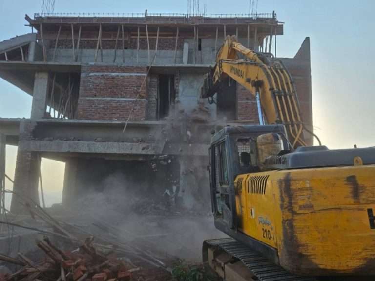 महाबळेश्वर मध्ये पहाटे पहाटे जिल्हाधिकाऱ्यांनी टाकला अनधिकृत बांधकामांंवर हाथोडा
