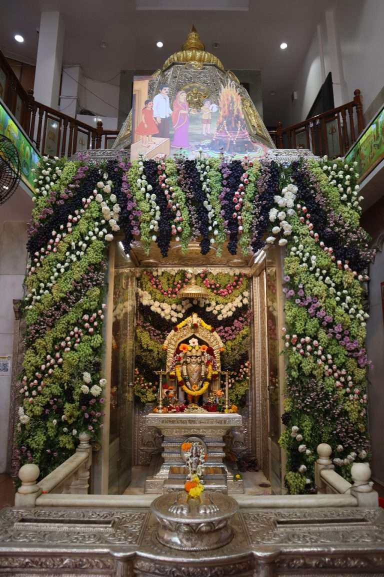 लक्ष्मीबाई दगडूशेठ हलवाई दत्तमंदिरात द्राक्षांची आरास