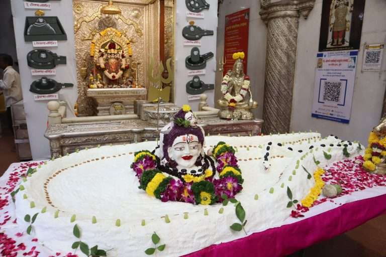 दत्तमंदिरात १०१ किलो चक्क्याची शंकराची पिंड व शिवमुखवटा  