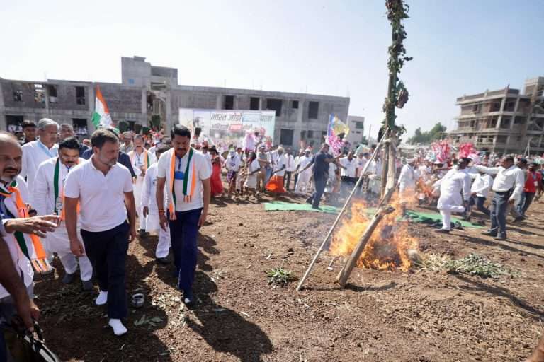 आदिवासी देशाचे मूळ मालक:मोदींनी उद्योगपतींचे 16 लाख कोटींचे कर्ज माफ केले, पण आदिवासींना कवडीही दिली नाही- राहुल गांधी