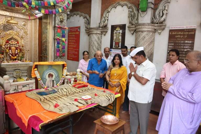 योगाभ्यानंद प.पू.माधवनाथ महाराज इंदौर यांचे साधने समयी आसन असलेले ९० पेक्षा जास्त वर्षांपूर्वीचे व्याघ्रांबर व शाल पूजन 