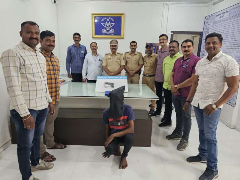 तळजाई पठार येथे रस्त्यावर पिस्तूल घेऊन थांबलेल्या  १९ वर्षीय गुन्हेगाराला पोलिसांनी पकडले