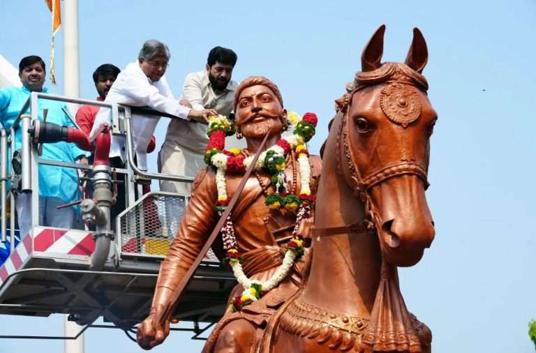 चंद्रकांत पाटील आणि मुरलीधर मोहोळ यांनी आज कोथरूडमधील शिवस्मारक येथे शिवछत्रपतींच्या अश्वारूढ पुतळ्यास पुष्पहार अर्पण करून केले अभिवादन