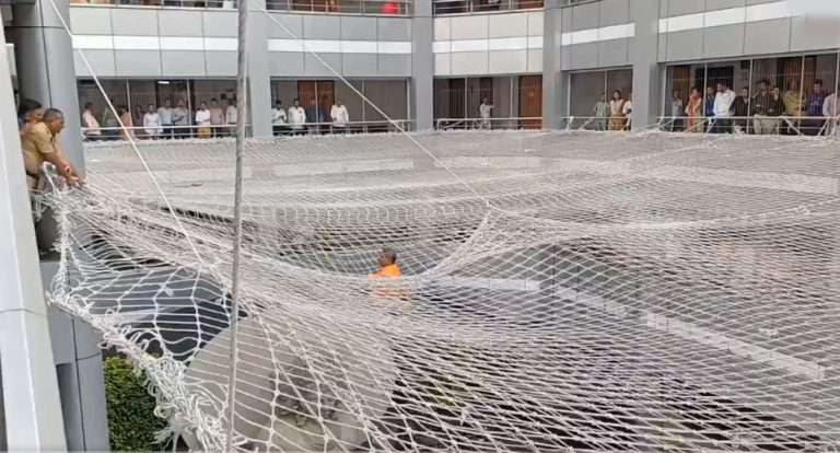 वडापाव विक्रेत्याने आत्महत्येसाठी मंत्रालयातील वरच्या मजल्यावरुन मारली उडी