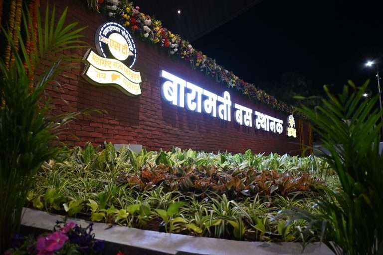 अहाहा ..काय ते ST स्टँँड अन काय ते पोलीस कार्यालय .. समदंच कसं डोळंं दिपवणारंं