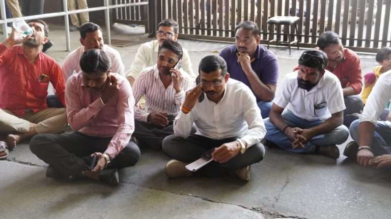 पीएमपीएमएलच्या बदली कामगारांना सेवेत कायम करण्यासाठी नाना भानगिरे आक्रमक, थेट व्यवस्थापकीय अध्यक्षांच्या दालनासमोरच मारली बैठक