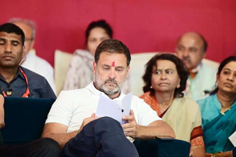 कमल व्यवहारेंनी थेट गाठले राहुल गांधींना,म्हणाल्या…