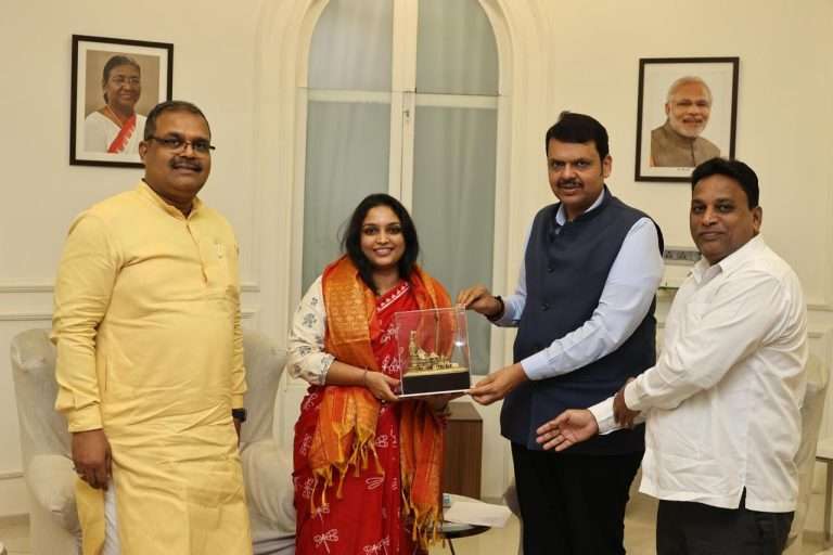 महिलांना स्वावलंबी बनवणाऱ्या स्वाती सिंह यांचा उपमुख्यमंत्री देवेंद्र फडणवीस यांच्या हस्ते गौरव