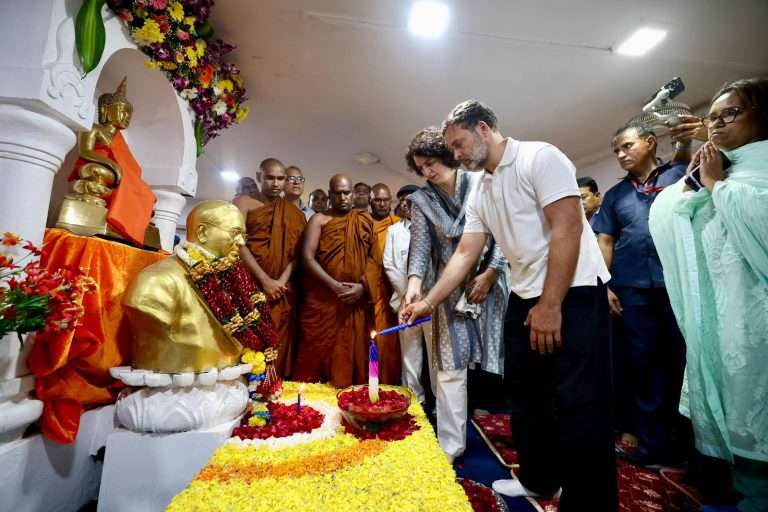 विश्वरत्न डॉ. बाबासाहेब आंबेडकरांना राहुल गांधीची आदरांजली, संविधानाच्या प्रास्ताविकेचे वाचन.